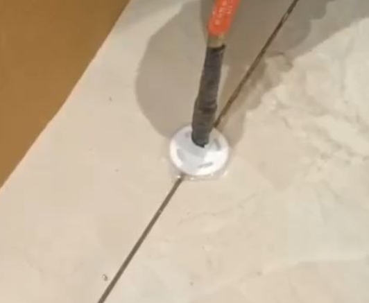 坊子瓷砖空鼓维修公司专业解答瓷砖在铺贴过程中，如果没有涂抹均匀到位的粘结材料（如水泥砂浆或瓷砖胶），可能会导致以下问题